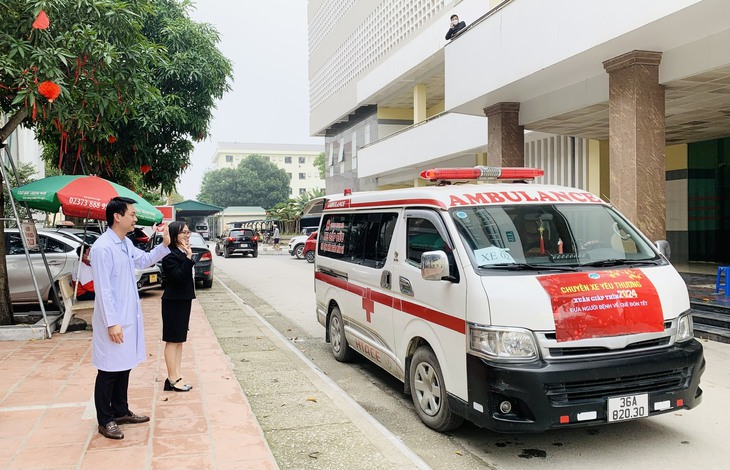 Những “Chuyến xe yêu thương” đưa bệnh nhân nghèo về quê ăn Tết- Ảnh 5. Những “Chuyến xe yêu thương” đưa bệnh nhân nghèo về quê ăn Tết- Ảnh 5.