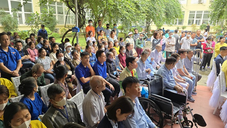 Ấm áp ‘Phiên chợ Tết 0 đồng’ dành cho bệnh nhân nghèo- Ảnh 1.