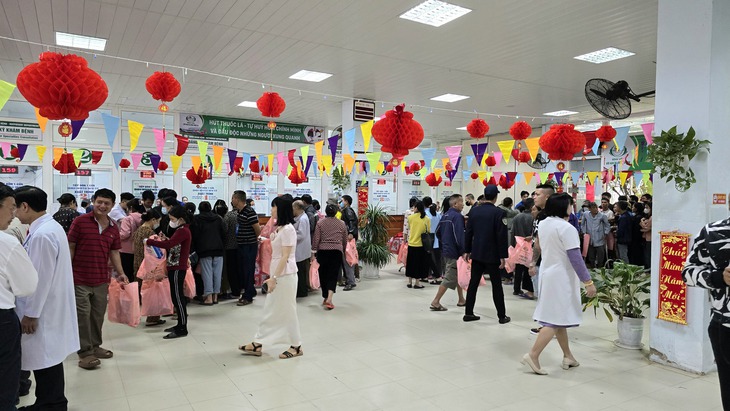 Ấm áp ‘Phiên chợ Tết 0 đồng’ dành cho bệnh nhân nghèo- Ảnh 2.