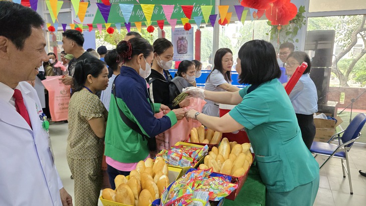 Ấm áp ‘Phiên chợ Tết 0 đồng’ dành cho bệnh nhân nghèo- Ảnh 7.
