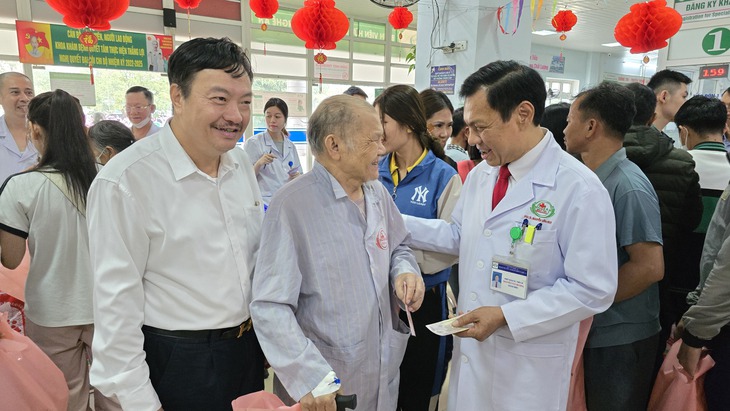 Ấm áp ‘Phiên chợ Tết 0 đồng’ dành cho bệnh nhân nghèo- Ảnh 11.