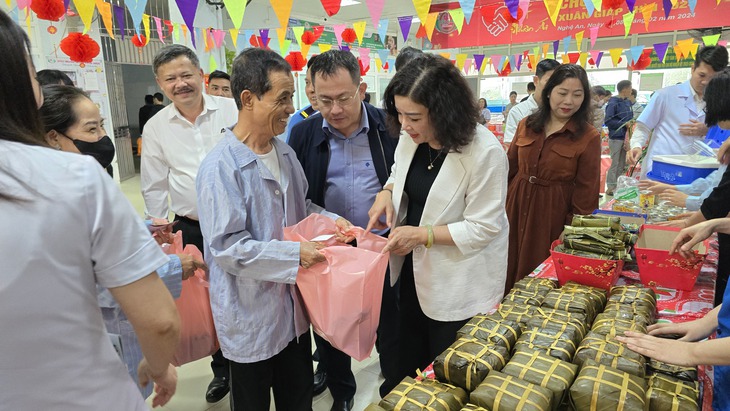 Ấm áp ‘Phiên chợ Tết 0 đồng’ dành cho bệnh nhân nghèo- Ảnh 3.