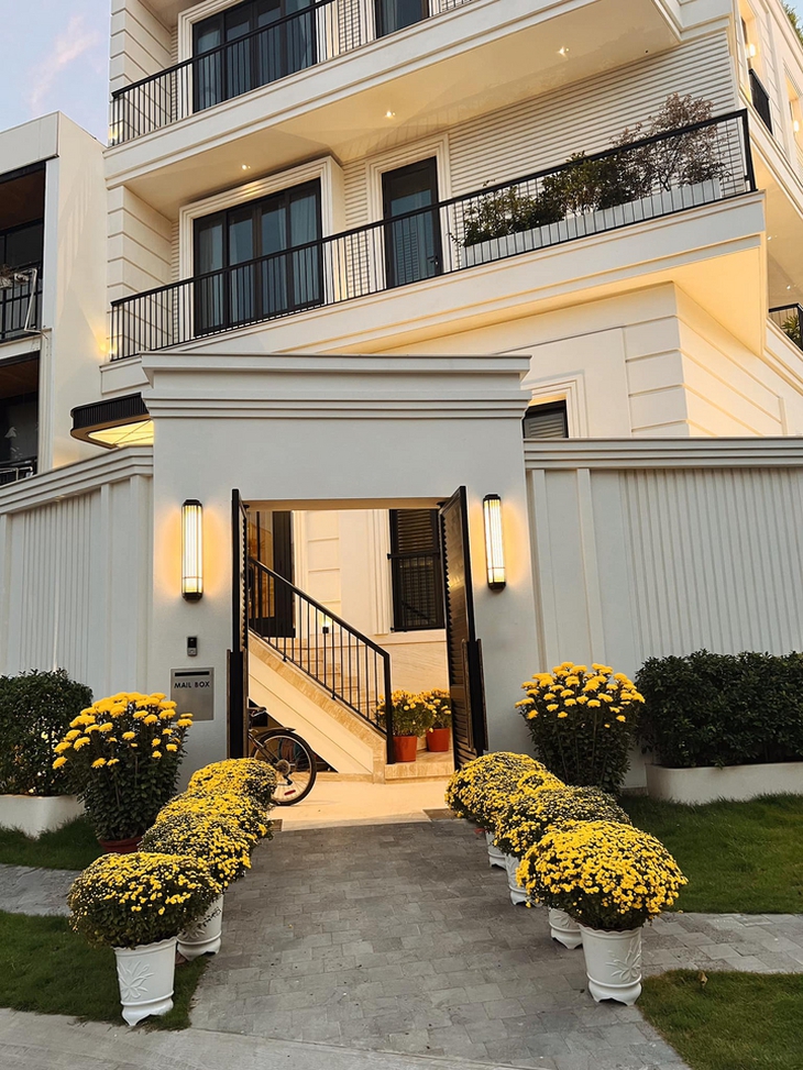 Biệt thự 20 tỷ đồng ngập tràn sắc hoa đón Tết của Noo Phước Thịnh- Ảnh 1. Biệt thự 20 tỷ đồng ngập tràn sắc hoa đón Tết của Noo Phước Thịnh- Ảnh 1.