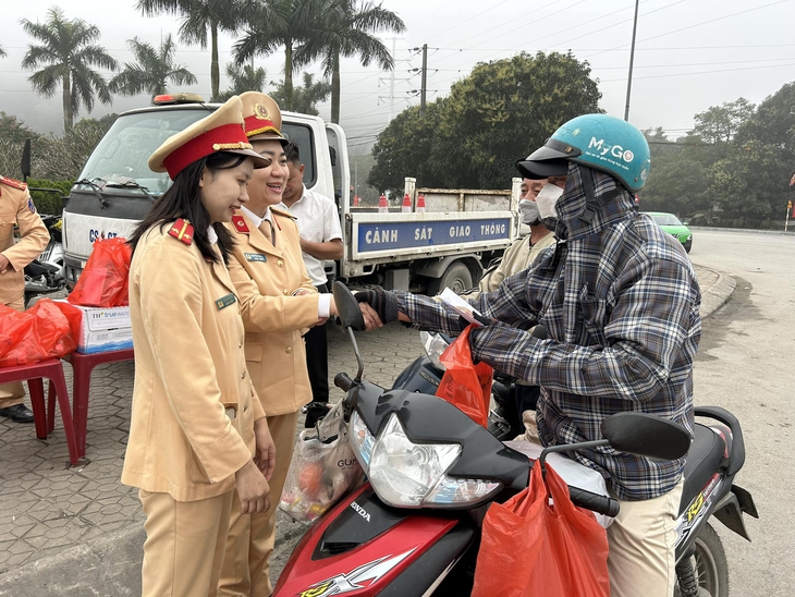 Ấm lòng món quà Tết dọc đường cho người dân về quê ăn Tết
- Ảnh 2.
