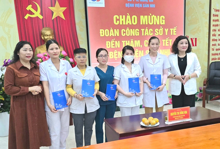 Gần 500 cán bộ y tế có hoàn cảnh khó khăn cũng được Sở Y tế, Công đoàn Ngành Y tế Nghệ An tặng quà Tết. Gần 500 cán bộ y tế có hoàn cảnh khó khăn cũng được Sở Y tế, Công đoàn Ngành Y tế Nghệ An tặng quà Tết.