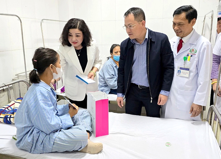 Lãnh đạo Sở Y tế Nghệ An thăm, tặng quà cho bệnh nhân suy thân đang điều trị tại BV HNĐK Nghệ An. Lãnh đạo Sở Y tế Nghệ An thăm, tặng quà cho bệnh nhân suy thân đang điều trị tại BV HNĐK Nghệ An.