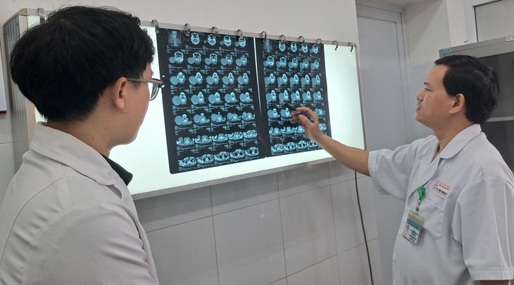 Cụ bà 3 lần tai biến 'ôm' khối u khủng- Ảnh 1. Cụ bà 3 lần tai biến 'ôm' khối u khủng- Ảnh 1.