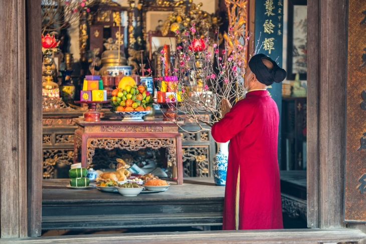 Cắm hoa bàn thờ ngày Tết 2024 cần lưu ý điều gì, nên chọn loại hoa nào?- Ảnh 1. Cắm hoa bàn thờ ngày Tết 2024 cần lưu ý điều gì, nên chọn loại hoa nào?- Ảnh 1.