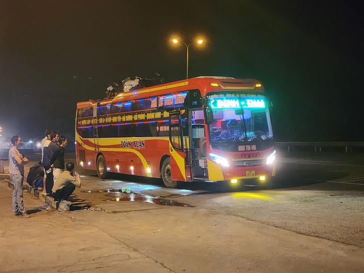 Chở vượt quá 25 người, xe ô tô khách bị phạt gần 100 triệu đồng- Ảnh 1. Chở vượt quá 25 người, xe ô tô khách bị phạt gần 100 triệu đồng- Ảnh 1.