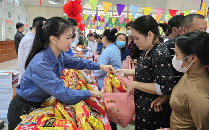 Ấm áp ‘Phiên chợ Tết 0 đồng’ dành cho bệnh nhân nghèo- Ảnh 4.