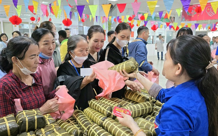 Ấm áp ‘Phiên chợ Tết 0 đồng’ dành cho bệnh nhân nghèo
