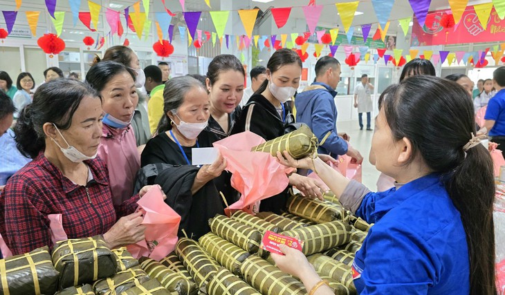 Ấm áp ‘Phiên chợ Tết 0 đồng’ dành cho bệnh nhân nghèo- Ảnh 5.