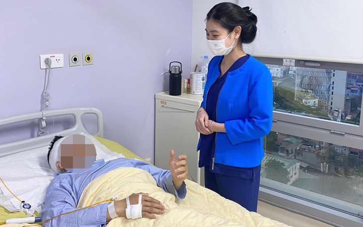Dọn nhà đón Tết, người đàn ông bị ngã chấn thương cột sống nghiêm trọng