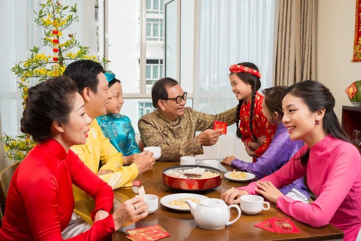 Dạy con cách ứng xử đúng mực khi nhận lì xì trong ngày Tết- Ảnh 2.