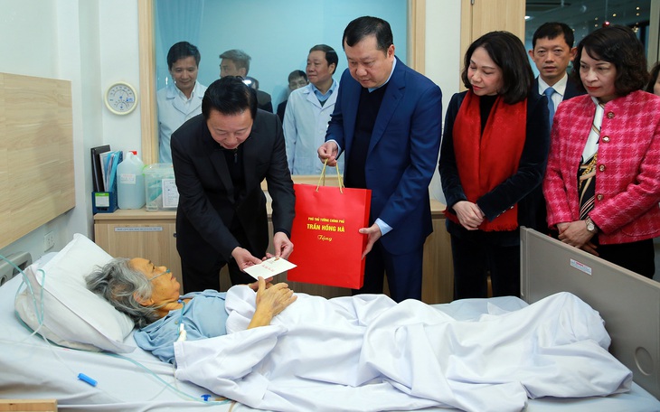 Phó Thủ tướng Trần Hồng Hà thăm, chúc Tết y bác sĩ, bệnh nhân Bệnh viện Ung bướu Hà Nội- Ảnh 1. Phó Thủ tướng Trần Hồng Hà thăm, chúc Tết y bác sĩ, bệnh nhân Bệnh viện Ung bướu Hà Nội- Ảnh 1.