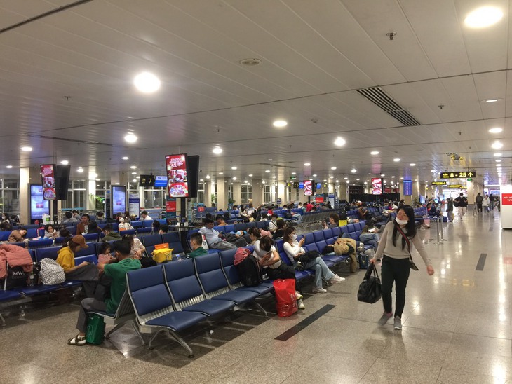 Sân bay Tân Sơn Nhất không còn cảnh chen chúc, trễ chuyến ngày 29 Tết - Ảnh 1.