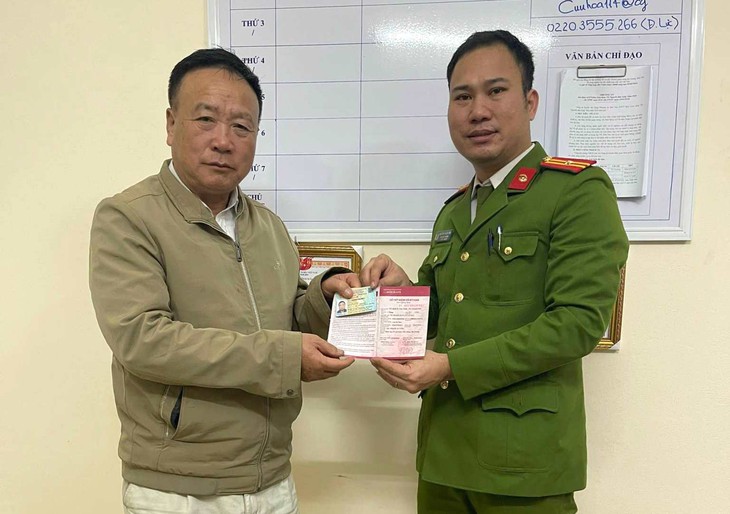 Hành động đẹp của thiếu tá Công an Hải Dương nhặt được sổ tiết kiệm trị giá 100 triệu đồng - Ảnh 1.