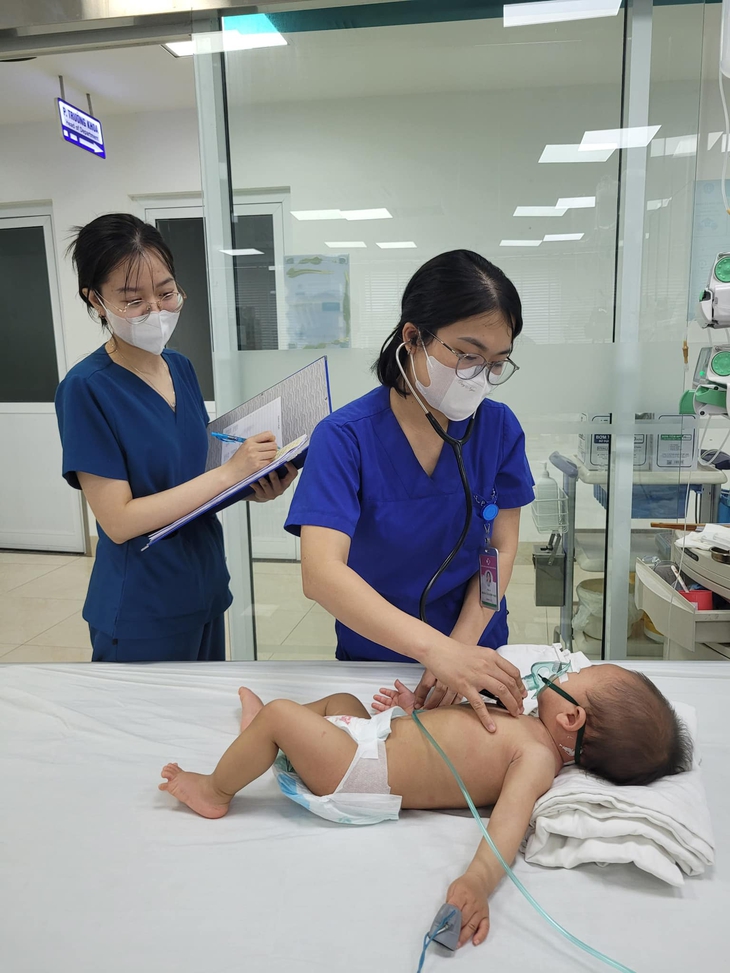 Cứu sống trẻ mắc tay chân miệng cấp độ nặng nhất- Ảnh 1.