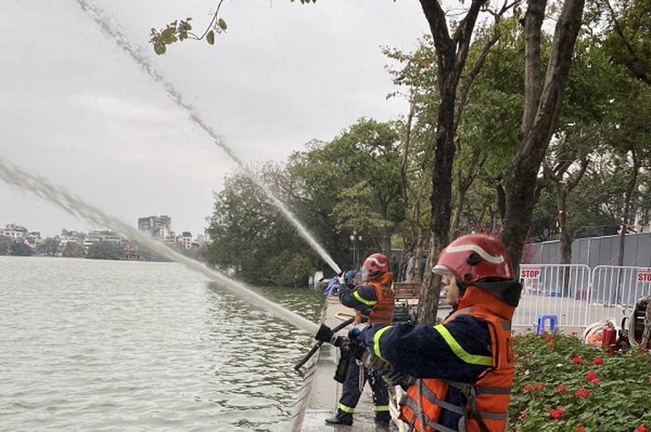 'Vòi rồng' sẵn sàng bảo vệ điểm pháo hoa lớn nhất Hà Nội- Ảnh 1.