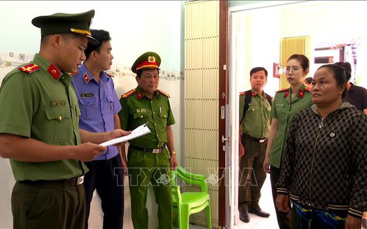 Bắt giam 