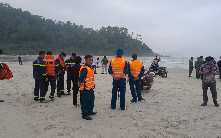 Lật thuyền đánh cá ngày cuối năm, một người mất tích