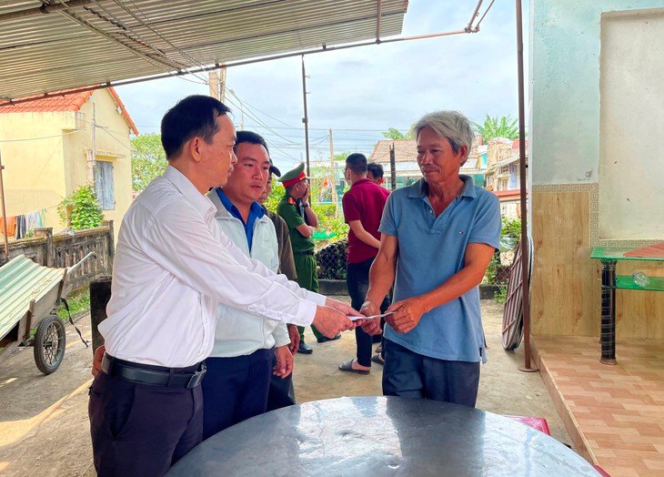 Ủy ban MTTQ Việt Nam và các hội, đoàn thể thị trấn Nam Phước chia buồn cùng gia đình nạn nhân. Ảnh: PHI THÀNH