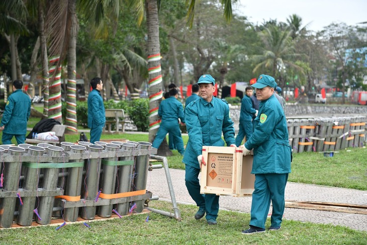 Cận cảnh trận địa pháo hoa tại Công viên Thống Nhất trước 'giờ G'- Ảnh 1.