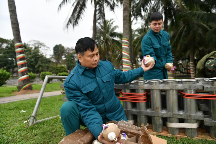 Cận cảnh trận địa pháo hoa tại Công viên Thống Nhất trước 'giờ G'- Ảnh 2.
