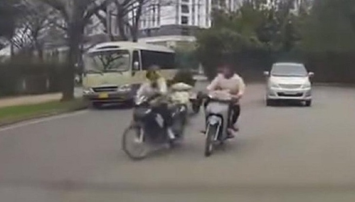 Công an đề nghị gia đình vận động đối tượng đi xe máy vô cớ đạp người phụ nữ tham gia giao thông ra trình diện- Ảnh 1.