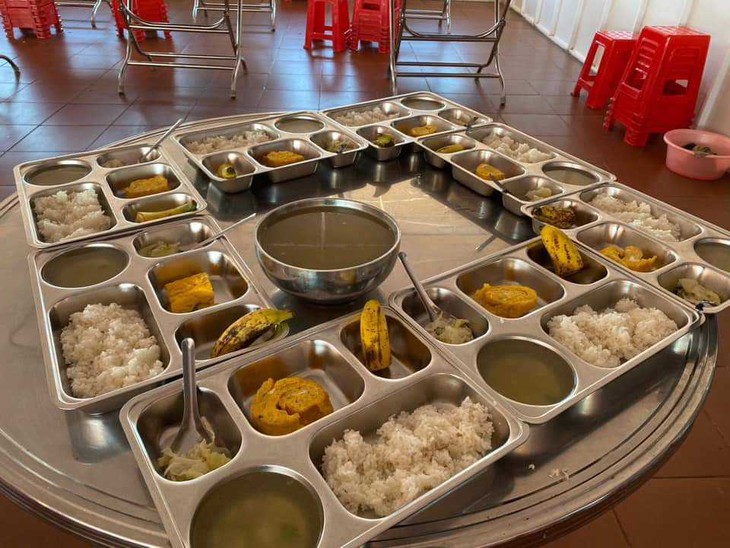 Bữa ăn ở trường quốc tế chỉ có trứng và canh loãng, nhà trường nói gì?- Ảnh 1.