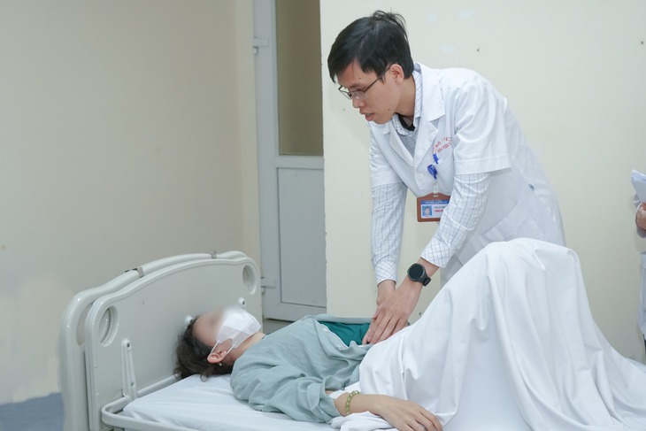 Phẫu thuật nội soi cứu cô gái nước ngoài bị áp xe ruột thừa nhiễm khuẩn nặng- Ảnh 1. Phẫu thuật nội soi cứu cô gái nước ngoài bị áp xe ruột thừa nhiễm khuẩn nặng- Ảnh 1.