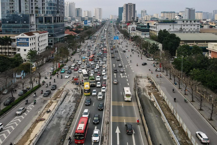 Hà Nội: Người dân chật vật khi đi qua nút 'thắt cổ chai' ở cầu vượt Mai Dịch- Ảnh 10.