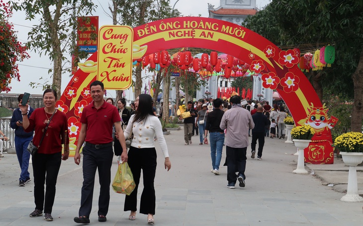 Diễn biến mới vụ nghi 'biển thủ' tiền công đức tại đền Ông Hoàng Mười