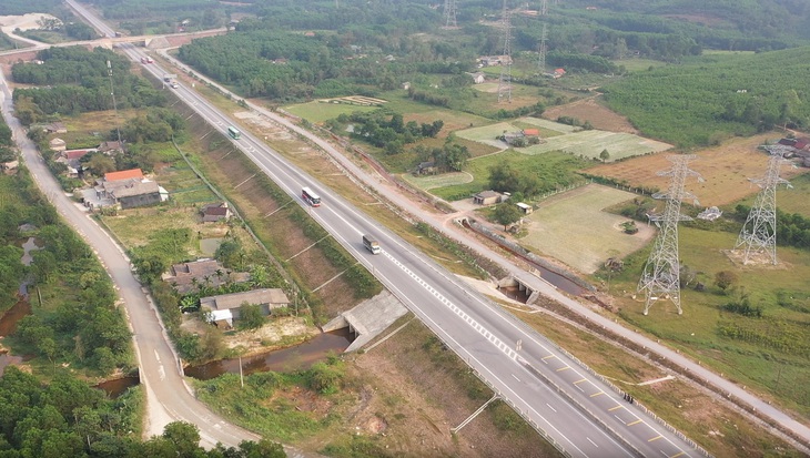 Bổ sung biển báo trên cao tốc Cam Lộ - La Sơn sau tai nạn nghiêm trọng- Ảnh 1. Bổ sung biển báo trên cao tốc Cam Lộ - La Sơn sau tai nạn nghiêm trọng- Ảnh 1.