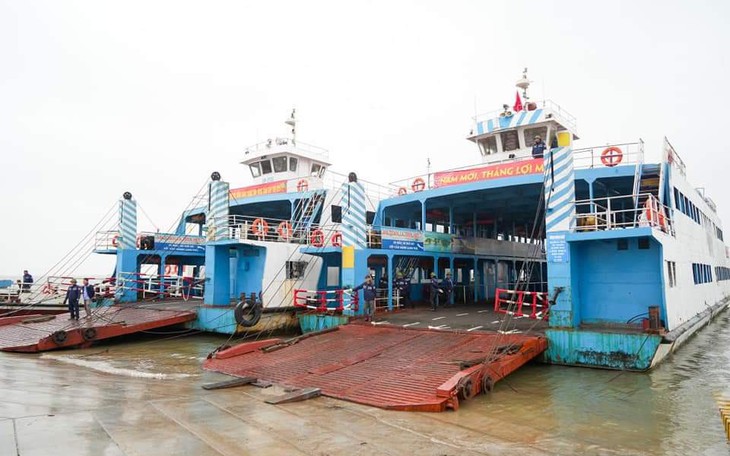 Chuyến phà đầu tiên rời bến Đồng Bài đi Cát Bà
