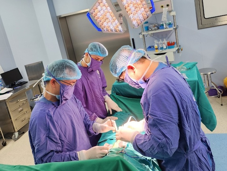 Người đàn ông 39 tuổi tự cắt 'của quý' sau khi sử dụng chất kích thích- Ảnh 1.
