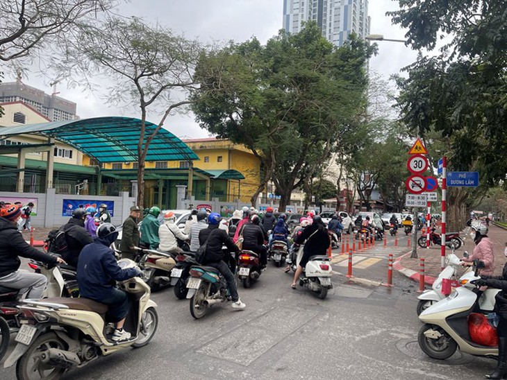 Hà Nội thí điểm điều chỉnh tổ chức giao thông tại cổng Trường Tiểu học Nguyễn Du- Ảnh 1. Hà Nội thí điểm điều chỉnh tổ chức giao thông tại cổng Trường Tiểu học Nguyễn Du- Ảnh 1.