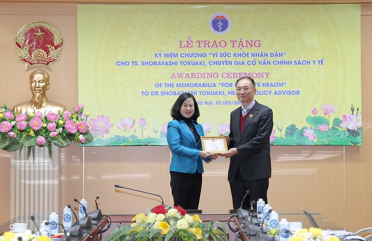 Bộ trưởng Đào Hồng Lan trao Kỷ niệm chương 'Vì sức khoẻ nhân dân' cho chuyên gia cố vấn chính sách y tế của JICA- Ảnh 1.