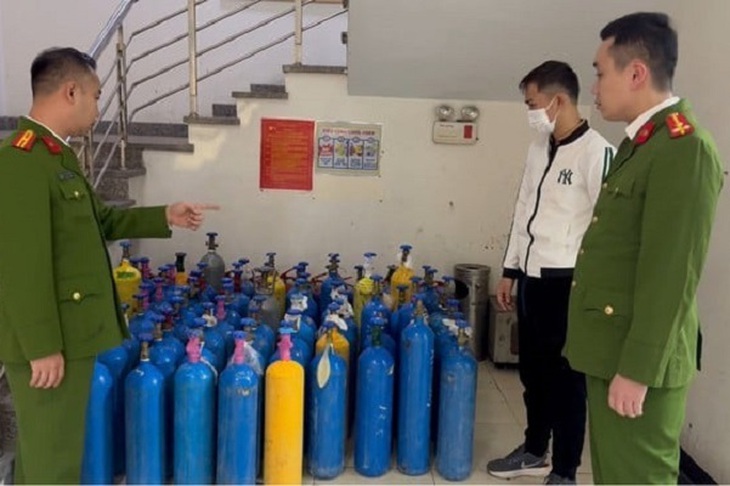 Đột kích kho "khí cười" nằm trong bãi trông giữ xe- Ảnh 1.