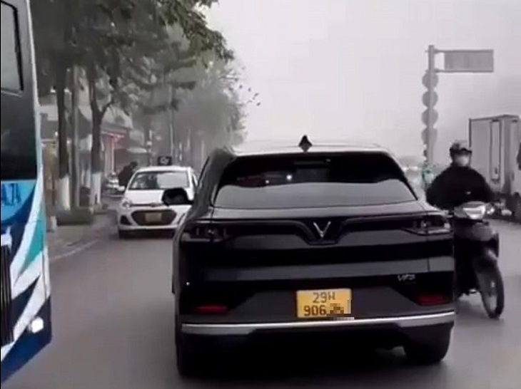 Xử lý tài xế lái xe ô tô đi ngược chiều trên đường Minh Khai- Ảnh 1.