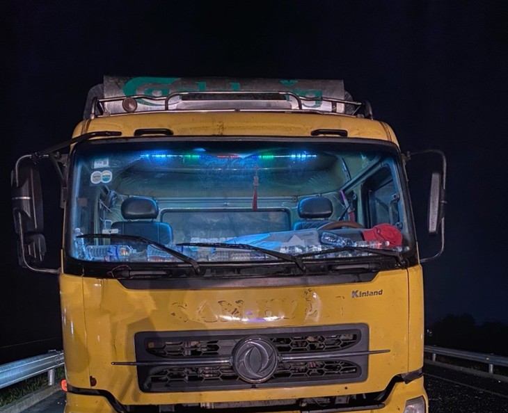 Lại tai nạn trên cao tốc Cam Lộ - La Sơn, nhiều người thương vong- Ảnh 2. Lại tai nạn trên cao tốc Cam Lộ - La Sơn, nhiều người thương vong- Ảnh 2.