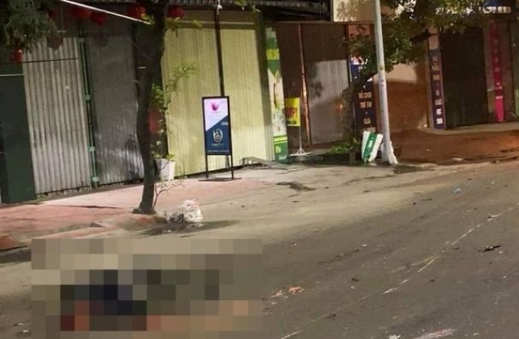 Xe máy đi lấn làn va chạm vào xe tải khiến hai người tử vong- Ảnh 1.
