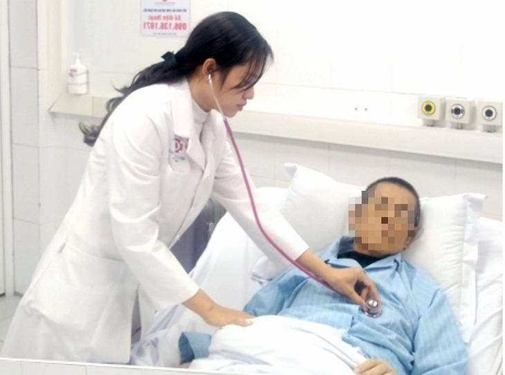 Giành giật sự sống cho người đàn ông ngoại quốc bị ung thư, xẹp phổi- Ảnh 1. Giành giật sự sống cho người đàn ông ngoại quốc bị ung thư, xẹp phổi- Ảnh 1.