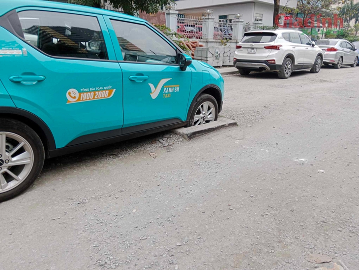 Hà Nội: Hàng loạt ô tô 'sập bẫy' khi đi qua Dự án D20 Cầu Giấy- Ảnh 2. Hà Nội: Hàng loạt ô tô 'sập bẫy' khi đi qua Dự án D20 Cầu Giấy- Ảnh 2.