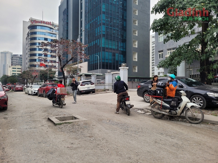 Hà Nội: Hàng loạt ô tô 'sập bẫy' khi đi qua Dự án D20 Cầu Giấy- Ảnh 5. Hà Nội: Hàng loạt ô tô 'sập bẫy' khi đi qua Dự án D20 Cầu Giấy- Ảnh 5.