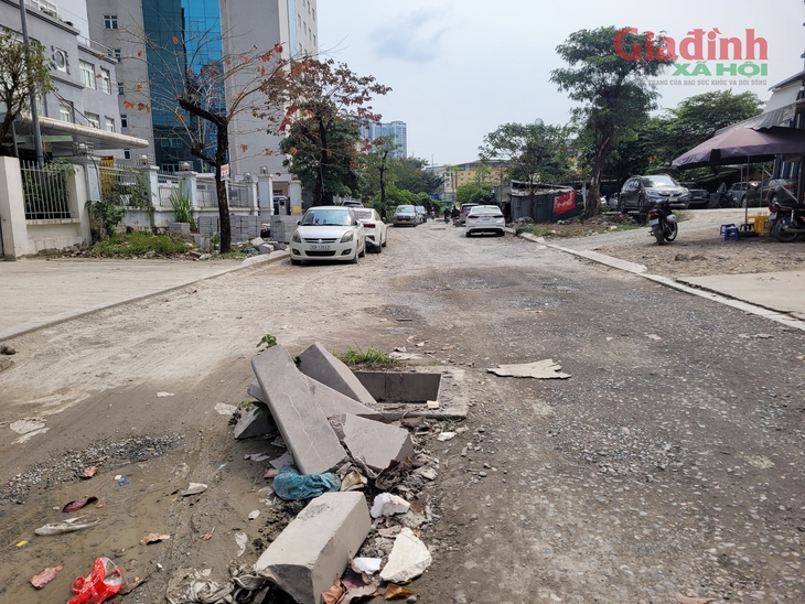 Hà Nội: Hàng loạt ô tô 'sập bẫy' khi đi qua Dự án D20 Cầu Giấy- Ảnh 7. Hà Nội: Hàng loạt ô tô 'sập bẫy' khi đi qua Dự án D20 Cầu Giấy- Ảnh 7.