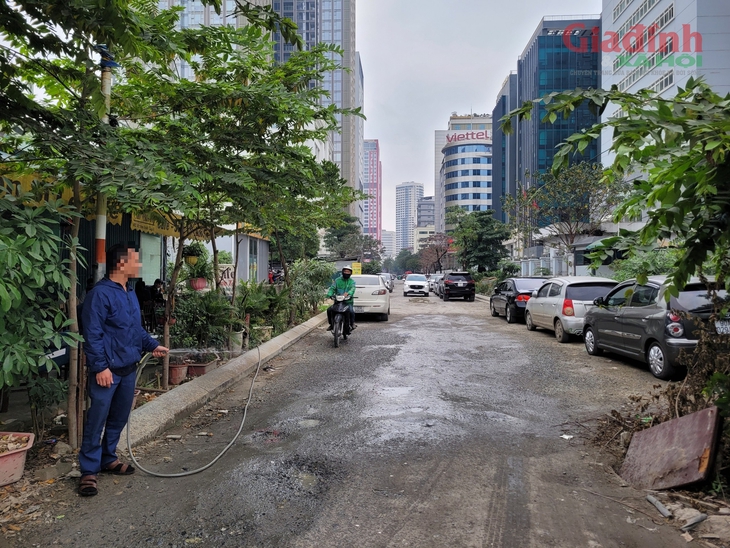 Hà Nội: Hàng loạt ô tô 'sập bẫy' khi đi qua Dự án D20 Cầu Giấy- Ảnh 4. Hà Nội: Hàng loạt ô tô 'sập bẫy' khi đi qua Dự án D20 Cầu Giấy- Ảnh 4.