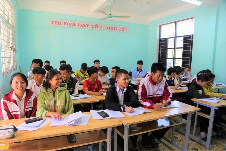 Nam sinh người Pa Cô nhiều năm làm 'đôi chân' của bạn học khiếm khuyết- Ảnh 3.