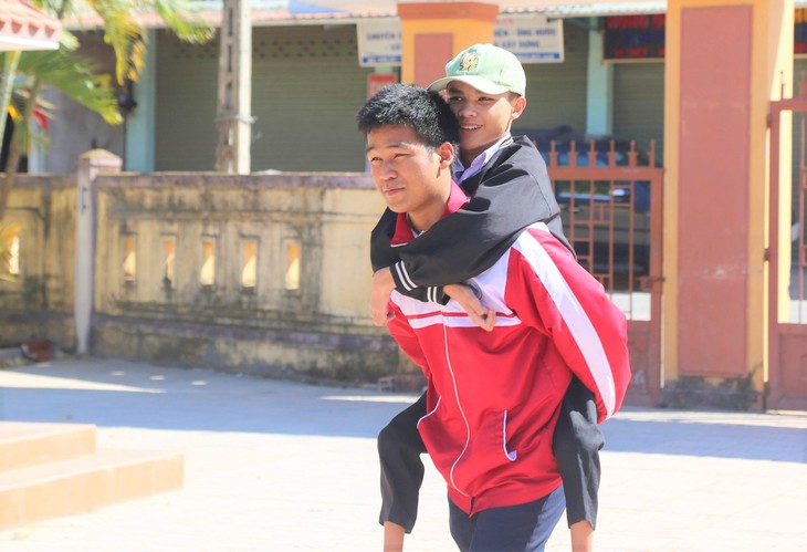 Nam sinh người Pa Cô nhiều năm làm 'đôi chân' của bạn học khiếm khuyết- Ảnh 1.