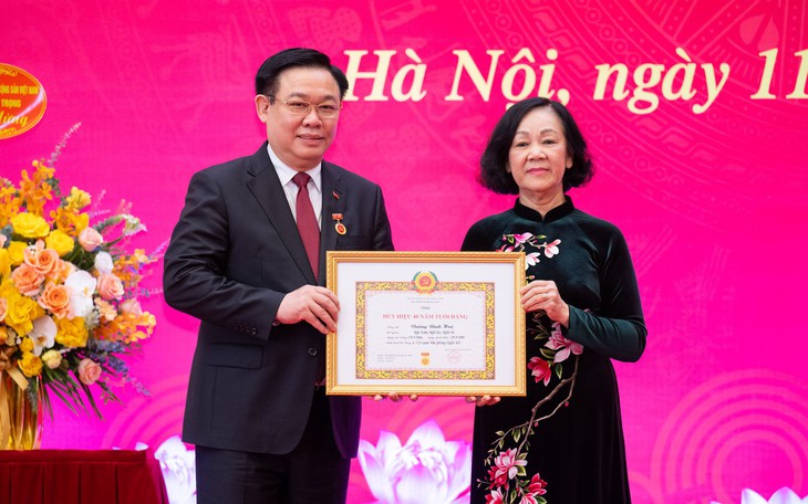 Chủ tịch Quốc hội Vương Đình Huệ nhận Huy hiệu 40 năm tuổi Đảng